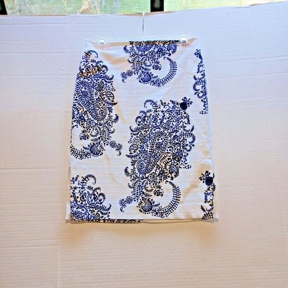 The Loft Size 4 Skirt White with Floral Design Zip in Back Slit in Both Sides. - Picture 6 of 6